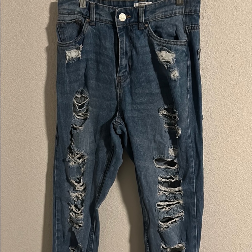 DISTRESSED MOM JEANS